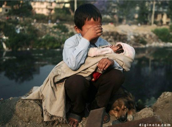 Un niño en Nepal ser desalojados de su casa