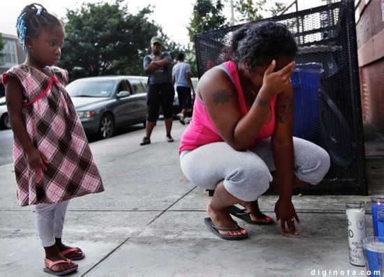 Una mujer llorando por su hermano y su primo en Brooklyn, Nueva York
