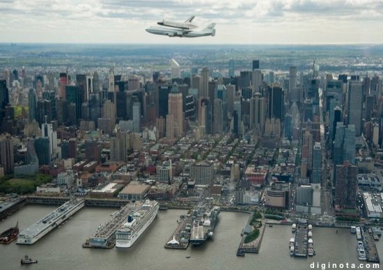 El transbordador espacial volando por encima de Empresa New York City