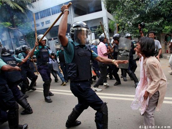 El manifestante en Bangladesh a punto de ser aplastado con un bastón