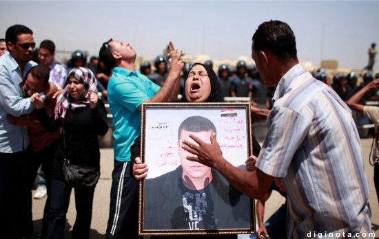 Las personas que perdieron a sus familiares durante el levantamiento en Egipto reaccionar a pena de prisión de Hosni Mubarak