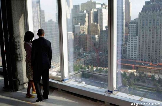 El presidente y la primera dama mirando hacia abajo en el Memorial 9/11