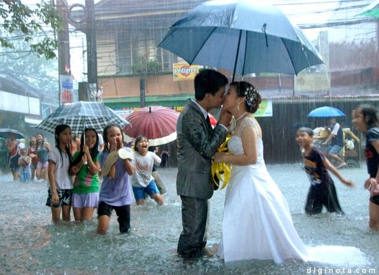 La boda se celebraba durante un monzón en Manila