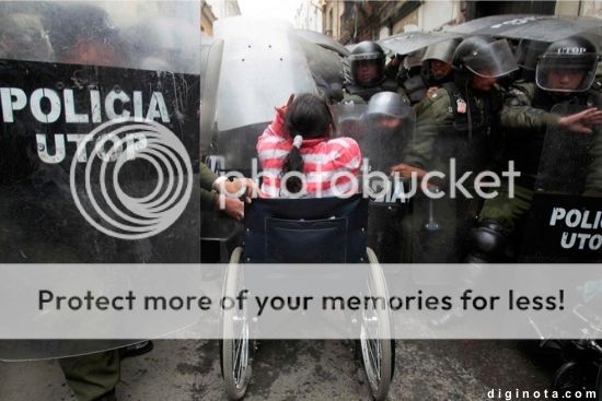 Una mujer boliviana tomando un grupo de policías antidisturbios
