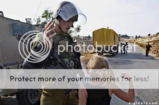 Una niña palestina frente a un soldado israelí
