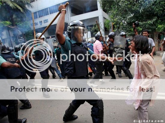 El manifestante en Bangladesh a punto de ser aplastado con un bastón