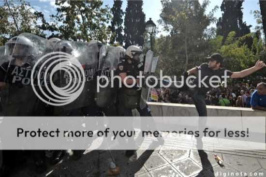 Patear la policía antidisturbios en Grecia