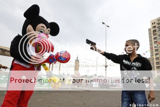 Un refugiado sirio vs Mickey Mouse